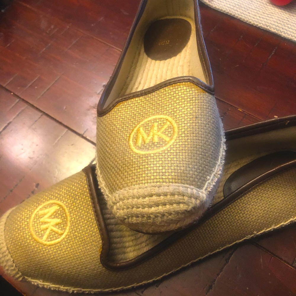 Beige tweed MK flats